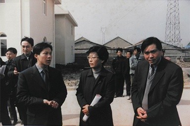 2001年2月20日，，，时任国度环保局副局长汪纪戎一行视察公司