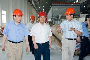 2007年5月25日，，，时任全国政协常委、、、经济委员会副主任、、、中国包装结合会会长石万鹏一行来公司视察
