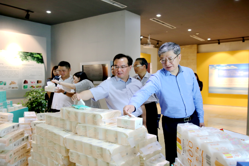 2019年 5月22日，，，时任浙江省社会组织综合党委专职副书记、、、省民政厅社会组织治理局局长蔡国华莅临永利集团88304官网纸业调研企业发展情况和党建工作